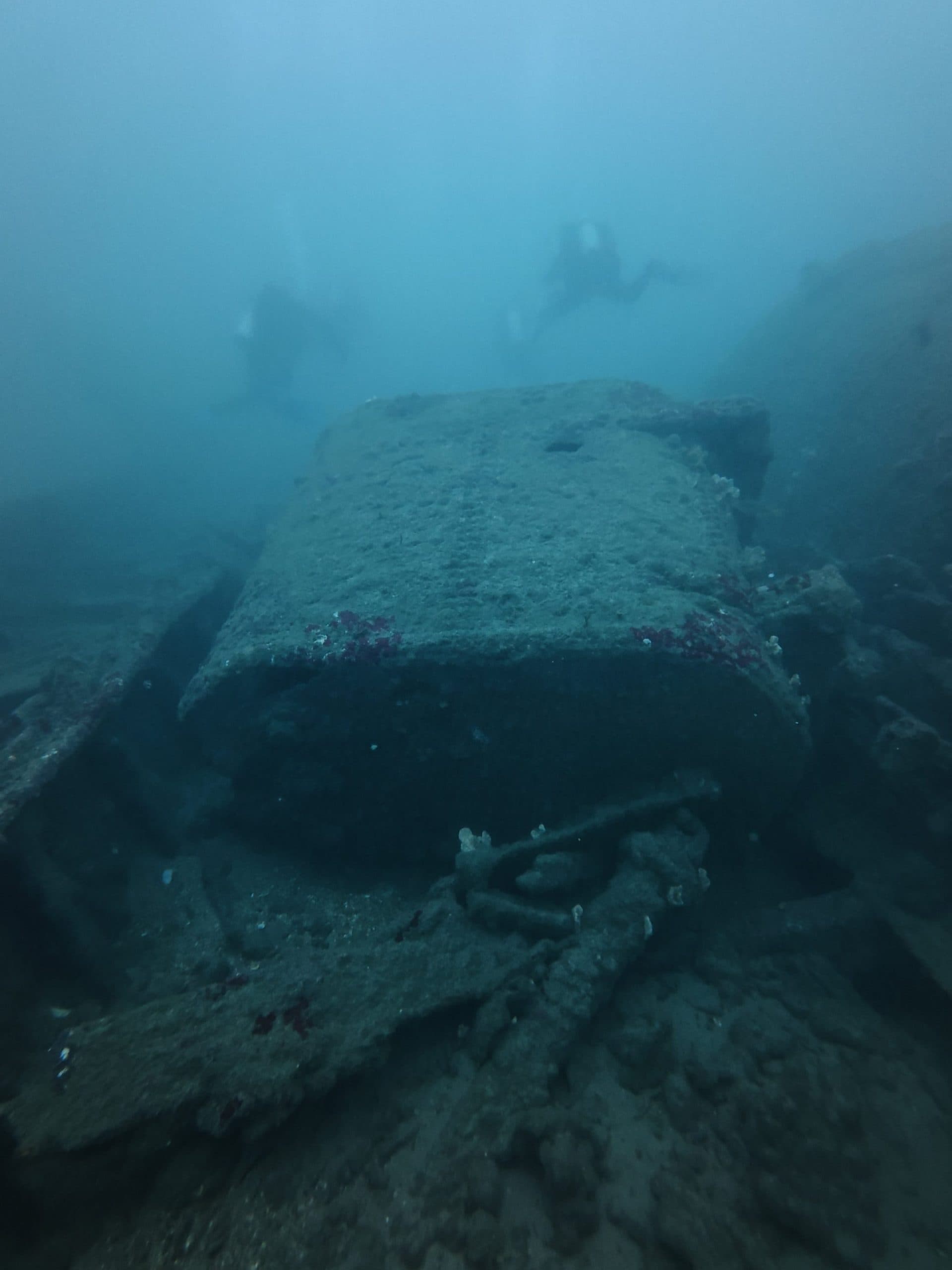 Underwater wreck dive